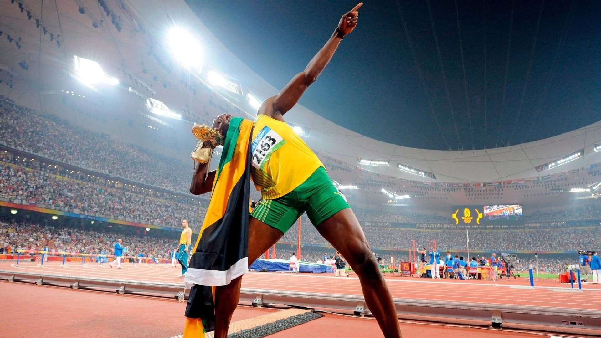 FB体育-球迷狂欢：疯狂应援背后的动人故事，疯狂球迷冲进球场